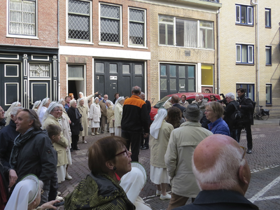 872118 Afbeelding van het publiek bij de onthulling van het uitlegbord van de gemeente Utrecht over de Zusters ...